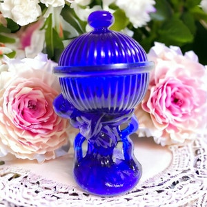 Vintage cobalto azul vidrio querubín niño sosteniendo globo estriado tapado caramelo baratija plato 6.25" H