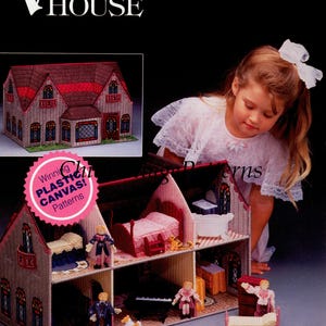 以下が含まれることがあります： Victorian Dream Houseというタイトルのプラスチックキャンバス製ドールハウスのパターンブック。表紙には、ベッド、ピアノ、椅子などのミニチュア家具や人形を備えた多層階のドールハウスが描かれており、Winning PLASTIC CANVAS! Patternsというテキストが記載されています。