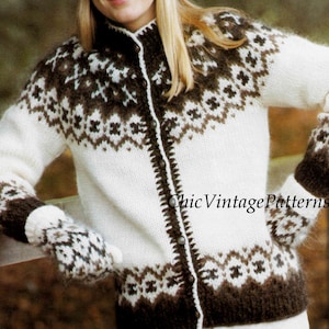 Può includere: Cardigan color crema con motivo geometrico marrone e guanti abbinati. Il cardigan con bottoni ha un collo alto e fa parte di un modello di maglieria vintage. Il testo "Chic Vintage Patterns" è visibile.