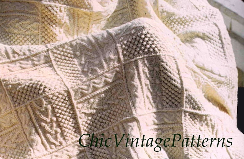 Pode incluir: Cobertor de malha com padr&otilde;es intrincados de cor creme. O cobertor apresenta uma variedade de quadrados texturizados com tran&ccedil;as, losangos e outros desenhos decorativos. O texto "Chic Vintage Patterns" &eacute; vis&iacute;vel no canto inferior direito.