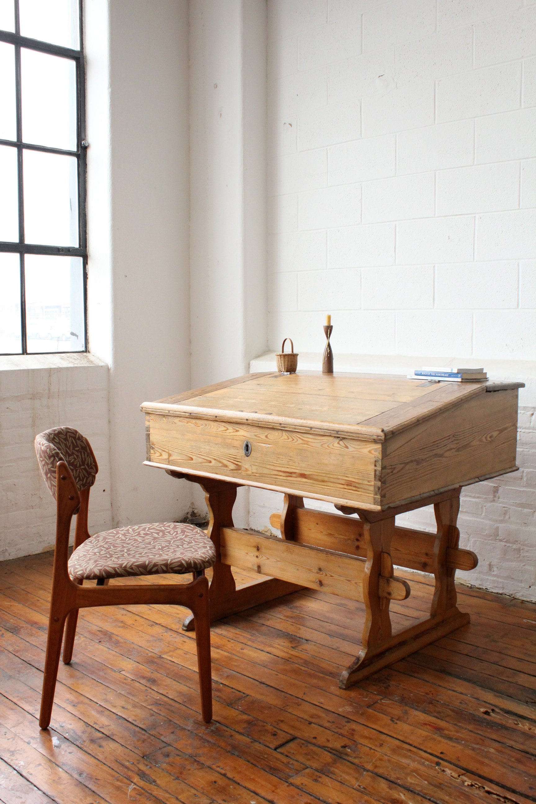 Slant 2024 top desk