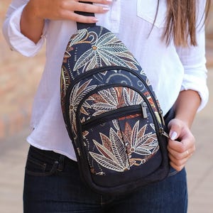 Schwarze Umhängetasche für Frauen mit Blumenstoff, Vegane Umhängetasche mit mehreren Taschen, Schulterriemen für sicheres Reisen, Brusttasche aus Japan-Stoff