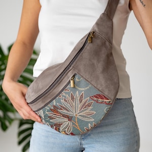 Crossbody Fanny Pack Umhängetasche, Handgemachte Gürteltasche für Frauen mit Japan Stoff, Vegan Wildleder Handtasche Bauchtasche mit blau geblümten Stoff
