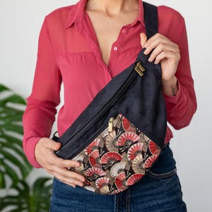 Große Gürteltasche Crossbody mit japanischem Stoff, Schwarze Bauchtasche für Frauen mit roten Fächern, Vegane Wildlederhandtasche für sicheres Reisen, Limitierte Auflage
