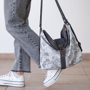 Sac à dos minimalist convertible en sac a main avec imprimé feuilles de ginkgo, Sac à dos gris transformable pour tous les jours