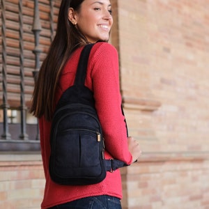 Its teardrop shape makes it a comfortable one-handle backpack bag that sits comfortably on your body and allows you to keep your hands free when you need them.