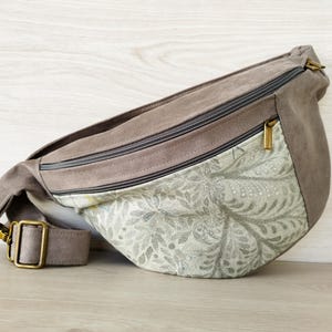 Liberty Stoff Gürteltasche für Frauen mit minimalistischem Druck, Große Bauchtasche Crossbody aus Baumwolldruck, Vegane Wildleder Halbmond Hobo Tasche