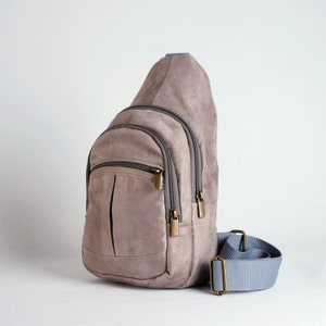 Sac à dos à bandoulière taupe en daim végétalien, Sac à bandoulière unisexe pour voyageur, Sac à dos compact à une bandoulière, Sac à main en daim végétalien