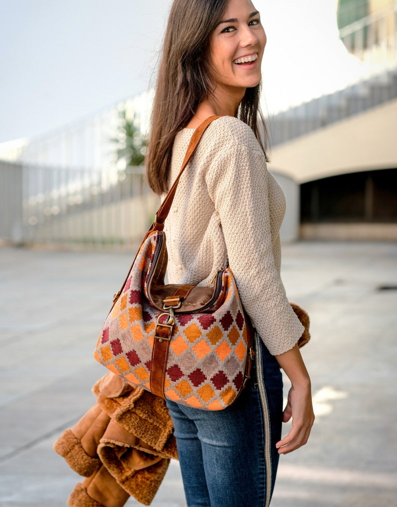 Chenille bag printed with geometric motifs in orange, brown and gray tones.
Double closure, with zipper and carabiner make it a bag / backpack, very safe.
Velvety leather handles in dark honey color.
Soft and supple bag. Lightweight and comfortable.