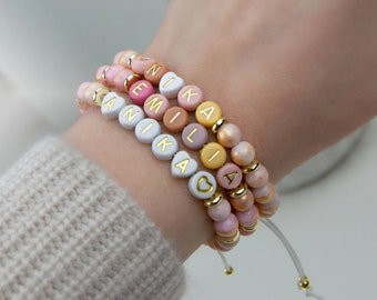 Bracelet personnalisé, perles naturelles jade rose clair avec reflets dorés, lettres souhaitées