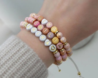 Armband personalisiert, Naturperlen Jade licht rosa mit goldenem Schimmer, Wunschbuchstaben