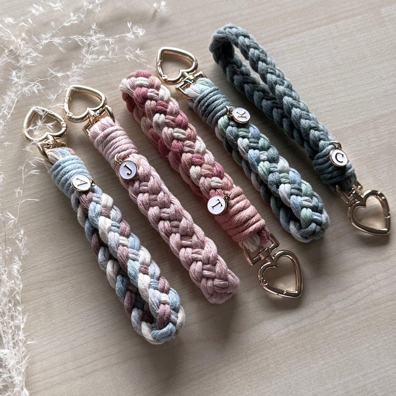 Handgemachtes geflochtenes Schlüsselband aus recycelter Baumwolle mit personalisierter Initiale und Herz-Karabiner aus Metall. Personalisierbarer Schlüsselanhänger in verschiedenen Farben, robust, modern und ideal als Geschenk für Frauen, Männer oder als stilvolles Accessoire für den Schlüsselbund.