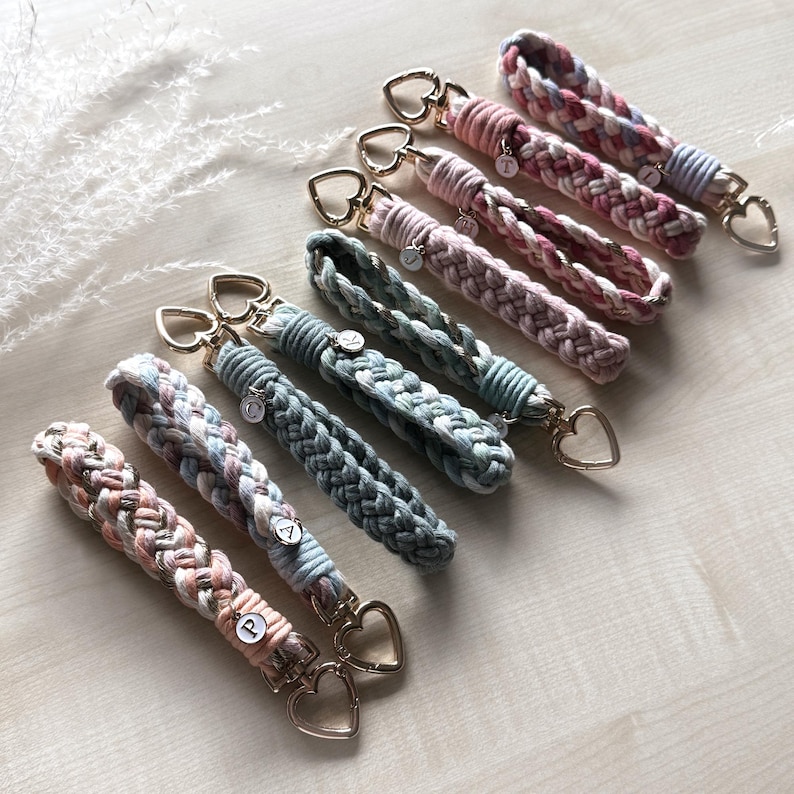 Geflochtenes Schlüsselband mit Initiale und Herz-Karabiner aus recycelter Baumwolle.