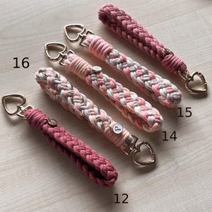 Materialien:
🌿 Recycelte Baumwolle
🔗 Metall

Größe:
Gesamtlänge: ca. 16-17cm
Ohne Karabiner: 13–14 cm
Breite: 2cm
Details: