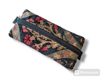 Estuche floral negro de tela con cremallera, hecho a mano. Pequeño organizador de viaje para bolígrafos, ideal para la escuela, regalo de papelería para ella, un bonito accesorio para el bolso.