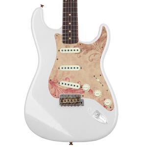 Könnte beinhalten: Weiße E-Gitarre mit einem Schlagbrett mit floralem Muster in Beige- und Rottönen. Sie hat drei Tonabnehmer, Lautstärke- und Klangregler sowie einen Tremolo-Steg. Das Griffbrett ist dunkelbraun.