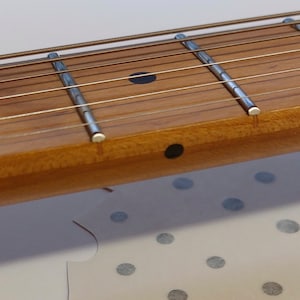 Dekaler med prickar och bandmarkörer på sidan av gitarrer och basar, 8 färgalternativ