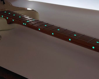 Points latéraux lumineux en vinyle et marqueurs de frettes qui brillent dans le noir pour guitares, basses et autres instruments de musique.