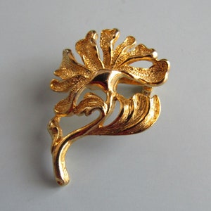 Vintage Gold Tone Floral Pin Brooch Free Shipping