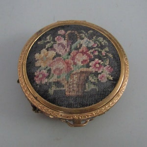 Vintage Gold Tone Embroidered Mesh Bottom Compact With