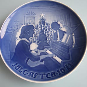 Vintage Bing & Grondahl Christmas Plate 1971 Christmas at Home Free Shipping