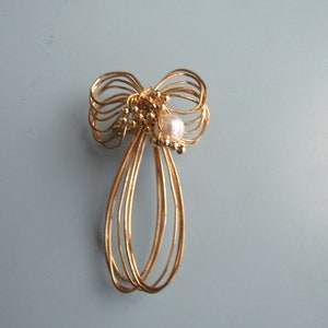Vintage Gold Tone Faux Pearl Brooch Pin Free Shipping