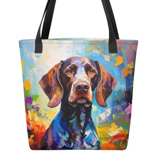 Puede incluir: Un bolso tote colorido con un retrato pintado de un perro. El perro tiene pelaje marrón y negro con una mancha blanca en la cara. El fondo es una mezcla de colores brillantes, incluyendo azul, amarillo y rojo, creando un diseño vibrante y artístico.