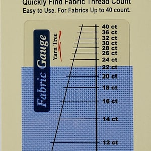 Puede incluir: Medidor de tela con texto: "Fabric Gauge" y "Quickly Find Fabric Thread Count Easy to Use. For Fabrics Up to 40 count." Presenta un fondo azul estampado y una tabla para conteos de hilos de tela de 11 a 40.