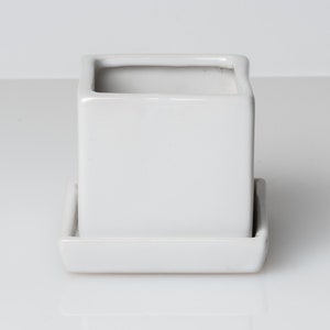 Liten, vit kubkruka med fat ~ Fyrkantig keramisk kruka med fat