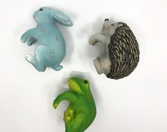 Cintres animaux colorés : grenouille, lapin et hérisson