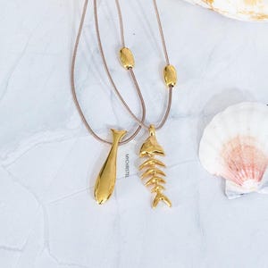collana estiva, gioielli estivi, collana con pesce, gioielli con pesce, collana con pesce d&#39;oro, collana da spiaggia, gioielli da spiaggia, collana con cordino, estate greca