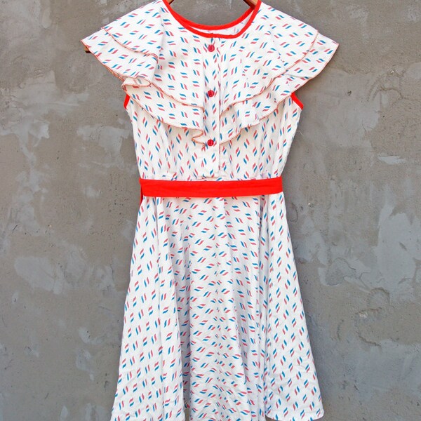 Vintage romantische Teen Mädchen Kleid mit roter Gürtel, USSR 1980
