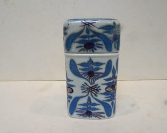 Caja y tapa en miniatura de Royal Copenhagen. Diseño de Marianne Johnson. Tenera. Vintage.