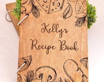 "Personalisiertes Rezeptbuch aus Holz: ""Kochbuch mit Gravur""."