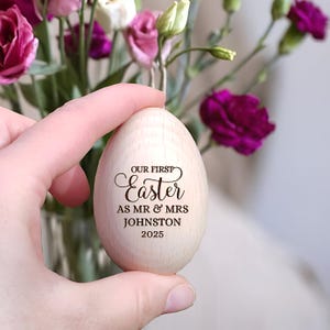 Oeuf de Pâques en bois personnalisé - Premier cadeau de Pâques gravé pour les jeunes mariés