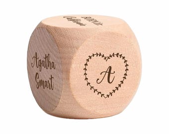 Bloque de bebé grabado personalizado / Cubo de nacimiento minimalista de madera / Regalo natural para recién nacidos / Decoración para anuncio de nacimiento