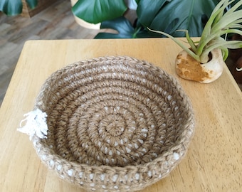 Round Jute and recycled cotton basket in Hygge style, small storage solution, eco-friendly, handmade, crochet. Key basket, glasses basket.