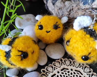 Bee keyring, crochet bee with eye lashes. Keychain. Bag charm.