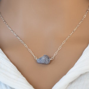 Collar de cadena con clip de papel de plata esterlina y tanzanita en bruto