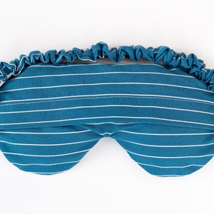 Puede incluir: M&aacute;scara para dormir a rayas blancas y azul verdoso con una banda el&aacute;stica. La m&aacute;scara est&aacute; hecha de tela suave y est&aacute; dise&ntilde;ada para bloquear la luz. Una m&aacute;scara para dormir es un gran accesorio para viajar o usar en casa.