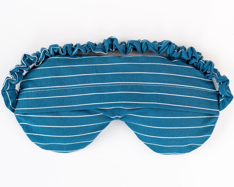 Puede incluir: M&aacute;scara para dormir a rayas blancas y azul verdoso con una banda el&aacute;stica. La m&aacute;scara est&aacute; hecha de tela suave y est&aacute; dise&ntilde;ada para bloquear la luz. Una m&aacute;scara para dormir es un gran accesorio para viajar o usar en casa.
