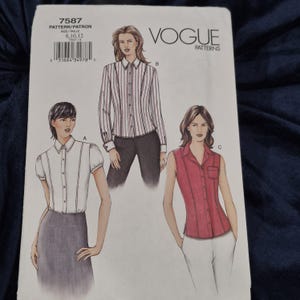 Puede incluir: Patrón de costura Vogue Patterns 7587 con tres diseños de camisas. El patrón incluye una camisa de manga larga a rayas, una camisa de manga corta con mangas abullonadas y una camisa sin mangas. El tamaño del patrón es 8, 10 y 12.