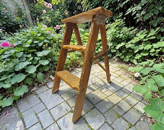 高さ23インチの折りたたみ式木製ステップスツール、素朴なはしご型プラントスタンド写真撮影用小道具