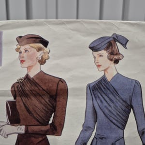 Può includere: Illustrazione di moda vintage con due donne in abiti e cappelli eleganti. Una donna indossa un abito e un cappello marrone, l'altra un abito blu con un cappello ornato da un fiocco. L'illustrazione mostra classici stili di moda degli anni '40 o '50.