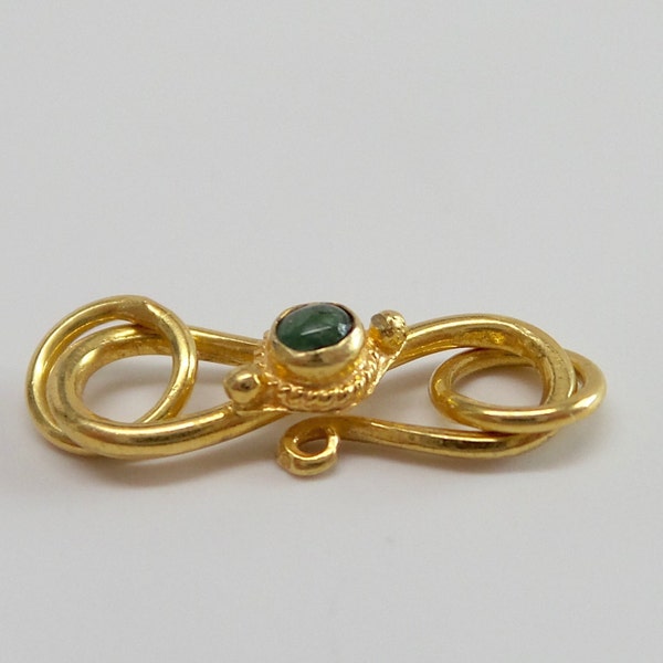 Great 21 k gold and emerald S clasp. With twisted wire and granulation design.  Handcrafted in India. Collectible. IGC08A