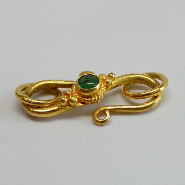 Great 21 k gold and emerald S clasp. With twisted wire and granulation design.  Handcrafted in India. Collectible. IGC08C