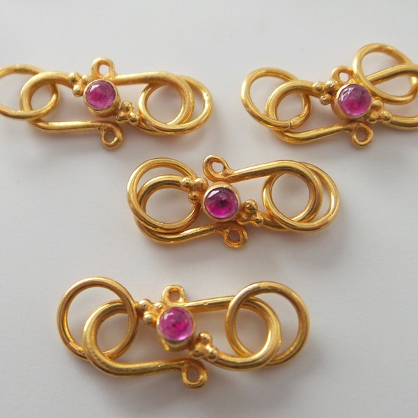 Great granulated 21 k gold and ruby S clasp. Handcrafted in India. Collectible. IGC06