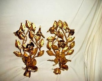 Apliques de pared italianos de tole dorado con rosas y hojas exuberantes, estilo cottagecore, par, década de 1960, estilo chateaucore.