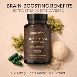 Może przedstawiać: Brązowa butelka kapsułek z grzybami Lion's Mane marki Aromavita. Etykieta głosi "Extra Strength" i "5200mg na porcję". Zielone kapsułki leżą obok butelki, z tekstem "Brain-Boosting Benefits" u góry.