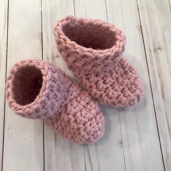 Kids crochet slippers pattern, 4 sizes of kids slipper socks pattern, chunky child slipper socks crochet pattern, easy kids slippers pattern